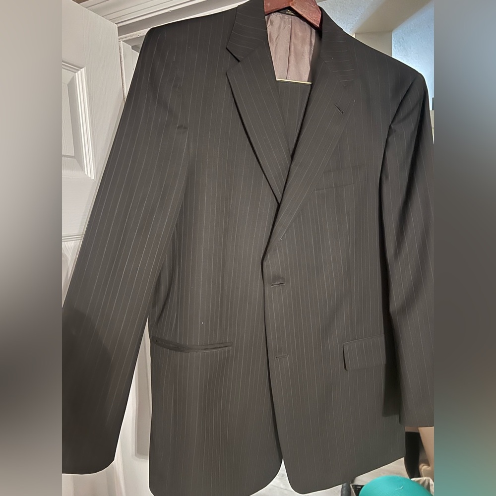 EUC Custom Pinstriped Mens Suit 46S Hart Schaffer Marx Dillards